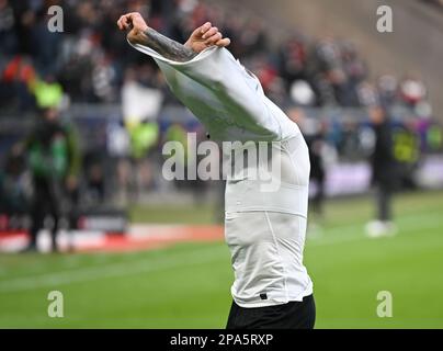 11. März 2023, Hessen, Frankfurt/Main: Fußball: Bundesliga, Eintracht Frankfurt - VfB Stuttgart, Spieltag 24 im Deutsche Bank Park. Frankfurts Kristijan Jakic zieht nach dem Spiel sein Trikot aus. Foto: Arne Dedert/dpa - WICHTIGER HINWEIS: Gemäß den Anforderungen der DFL Deutsche Fußball Liga und des DFB Deutscher Fußball-Bund ist es verboten, im Stadion aufgenommene Fotografien und/oder das Spiel in Form von Sequenzbildern und/oder videoähnlichen Fotoserien zu verwenden oder verwenden zu lassen. Stockfoto