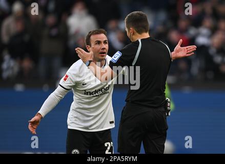 11. März 2023, Hessen, Frankfurt/Main: Fußball: Bundesliga, Eintracht Frankfurt - VfB Stuttgart, Spieltag 24 im Deutsche Bank Park. Mario Götze (l) in Frankfurt beschwert sich beim Schiedsrichter Robert Hartmann. Foto: Arne Dedert/dpa - WICHTIGER HINWEIS: Gemäß den Anforderungen der DFL Deutsche Fußball Liga und des DFB Deutscher Fußball-Bund ist es verboten, im Stadion aufgenommene Fotografien und/oder das Spiel in Form von Sequenzbildern und/oder videoähnlichen Fotoserien zu verwenden oder verwenden zu lassen. Stockfoto