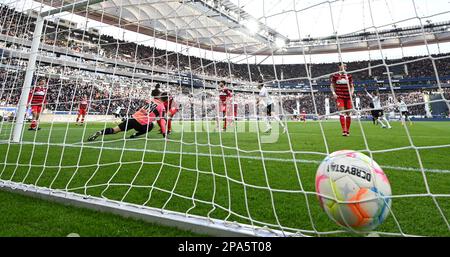 11. März 2023, Hessen, Frankfurt/Main: Fußball: Bundesliga, Eintracht Frankfurt - VfB Stuttgart, Spieltag 24 im Deutsche Bank Park. Frankfurts Sebastian Rode (nicht abgebildet) erzielt das Tor für 1:0. Foto: Arne Dedert/dpa - WICHTIGER HINWEIS: Gemäß den Anforderungen der DFL Deutsche Fußball Liga und des DFB Deutscher Fußball-Bund ist es verboten, im Stadion aufgenommene Fotografien und/oder das Spiel in Form von Sequenzbildern und/oder videoähnlichen Fotoserien zu verwenden oder verwenden zu lassen. Stockfoto