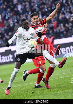 11. März 2023, Hessen, Frankfurt/Main: Fußball: Bundesliga, Eintracht Frankfurt - VfB Stuttgart, Spieltag 24 im Deutsche Bank Park. Der Frankfurter Randal Kolo Muani (l) und Stuttgarts Konstantinos Mavropanos kämpfen um den Ball. Foto: Arne Dedert/dpa - WICHTIGER HINWEIS: Gemäß den Anforderungen der DFL Deutsche Fußball Liga und des DFB Deutscher Fußball-Bund ist es verboten, im Stadion aufgenommene Fotografien und/oder das Spiel in Form von Sequenzbildern und/oder videoähnlichen Fotoserien zu verwenden oder verwenden zu lassen. Stockfoto