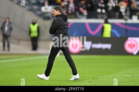 11. März 2023, Hessen, Frankfurt/Main: Fußball: Bundesliga, Eintracht Frankfurt - VfB Stuttgart, Spieltag 24 im Deutsche Bank Park. Frankfurts Cheftrainer Oliver Glasner verlässt den Platz nach dem Spiel. Foto: Arne Dedert/dpa - WICHTIGER HINWEIS: Gemäß den Anforderungen der DFL Deutsche Fußball Liga und des DFB Deutscher Fußball-Bund ist es verboten, im Stadion aufgenommene Fotografien und/oder das Spiel in Form von Sequenzbildern und/oder videoähnlichen Fotoserien zu verwenden oder verwenden zu lassen. Stockfoto