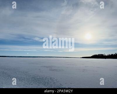 Winterlandschaft des gefrorenen Sees in Nordschweden Stockfoto
