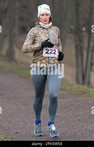 Ostrava, Tschechien - 02.04.2023: Vertikale Aufnahme weiblicher Läufer in Sportbekleidung, die beim Amateurrennen im Winter gegeneinander antreten. Führen Sie den Wettbewerb während des Kaltgewinns durch Stockfoto