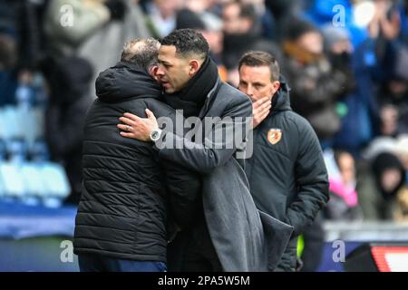 Coventry, Großbritannien. 11. März 2023. Hull City Manager Liam RoSenior und Coventry City Manager Mark Robins umarmen am Ende des Sky Bet Championship-Spiels Coventry City vs Hull City in der Coventry Building Society Arena, Coventry, Großbritannien, 11. März 2023 (Foto von Ben Roberts/News Images) in Coventry, Großbritannien, am 3./11. März 2023. (Foto: Ben Roberts/News Images/Sipa USA) Guthaben: SIPA USA/Alamy Live News Stockfoto