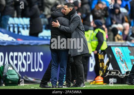 Coventry, Großbritannien. 11. März 2023. Hull City Manager Liam RoSenior und Coventry City Manager Mark Robins umarmen am Ende des Sky Bet Championship-Spiels Coventry City vs Hull City in der Coventry Building Society Arena, Coventry, Großbritannien, 11. März 2023 (Foto von Ben Roberts/News Images) in Coventry, Großbritannien, am 3./11. März 2023. (Foto: Ben Roberts/News Images/Sipa USA) Guthaben: SIPA USA/Alamy Live News Stockfoto