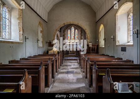 Ein Blumenarrangator bei der Arbeit in der Peterskirche Terwick, die aus der Zeit der normannischen Eroberung stammt. Foto wurde am 4. August 2022 in der U aufgenommen Stockfoto