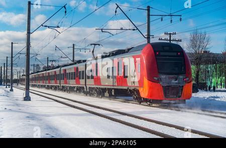 Pendlerzug im Winter, Personenverkehr Stockfoto