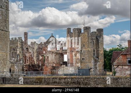 Die Ruinen des Cowdray House, ein Beispiel eines Tudor-Herrenhauses, in Midhurst, West Sussex, England, am 4. August 2022 Stockfoto