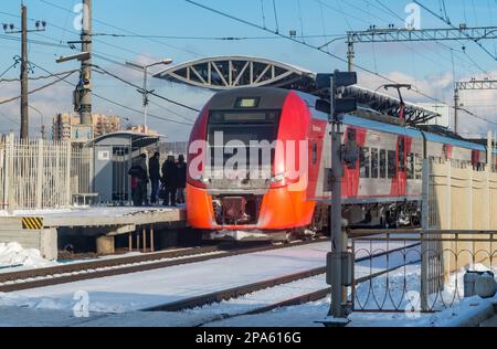 Pendlerzug im Winter, Personenverkehr Stockfoto