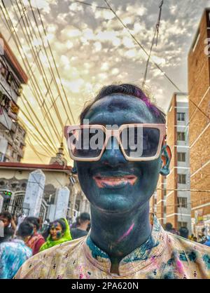 Holi-Feierlichkeiten in Dhaka. Holi, auch bekannt als Festival of Colours, Love and Spring, ist eines der beliebtesten und bedeutendsten Festivals im Hinduismus. Es feiert die ewige und göttliche Liebe der götter Radha und Krishna. Dhaka, Bangladesch. Stockfoto