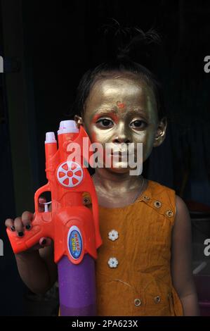 Holi-Feierlichkeiten in Dhaka. Holi, auch bekannt als Festival of Colours, Love and Spring, ist eines der beliebtesten und bedeutendsten Festivals im Hinduismus. Es feiert die ewige und göttliche Liebe der götter Radha und Krishna. Dhaka, Bangladesch. Stockfoto