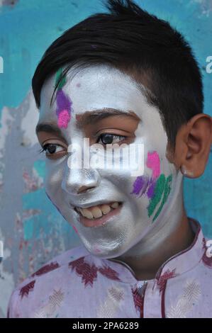 Holi-Feierlichkeiten in Dhaka. Holi, auch bekannt als Festival of Colours, Love and Spring, ist eines der beliebtesten und bedeutendsten Festivals im Hinduismus. Es feiert die ewige und göttliche Liebe der götter Radha und Krishna. Dhaka, Bangladesch. Stockfoto