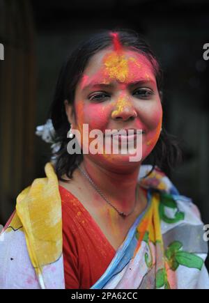 Holi-Feierlichkeiten in Dhaka. Holi, auch bekannt als Festival of Colours, Love and Spring, ist eines der beliebtesten und bedeutendsten Festivals im Hinduismus. Es feiert die ewige und göttliche Liebe der götter Radha und Krishna. Dhaka, Bangladesch. Stockfoto