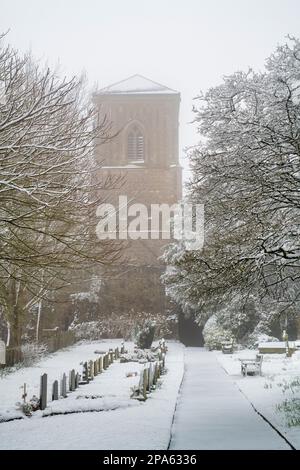 Die kleine Malvern Priory und das Gelände im marschschschnee. Little Malvern, Worcestershire, England Stockfoto