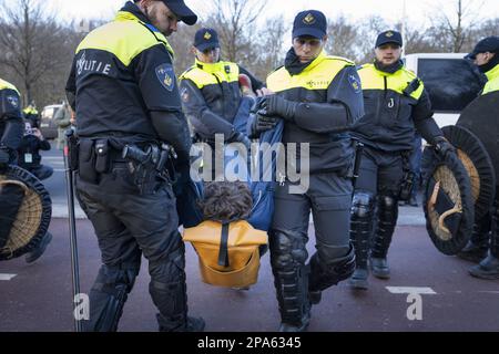 DEN HAAG - Ein Klimaaktivist aus der Extinction Rebellion (XR) wird am Eingang des Tunnels der A12 Jahre fortgetragen. Mehr als dreitausend Menschen haben die Autobahn A12 blockiert, so Extinction Rebellion (XR). ANP PHIL NIJHUIS niederlande raus - belgien raus Stockfoto