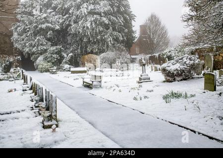 Die kleine Malvern Priory und das Gelände im marschschschnee. Little Malvern, Worcestershire, England Stockfoto