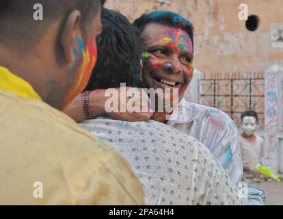 Holi-Feierlichkeiten in Dhaka. Holi, auch bekannt als Festival of Colours, Love and Spring, ist eines der beliebtesten und bedeutendsten Festivals im Hinduismus. Es feiert die ewige und göttliche Liebe der götter Radha und Krishna. Dhaka, Bangladesch. Stockfoto