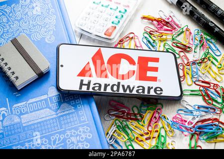 In dieser Abbildung wird ein ACE Hardware-Logo auf einem Smartphone angezeigt. Stockfoto