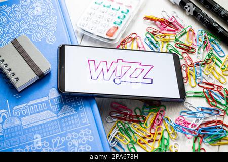 In dieser Abbildung wird ein Wizz Air-Logo auf einem Smartphone angezeigt. Stockfoto