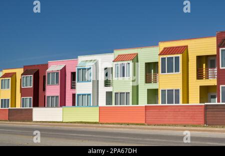 Galveston, Texas, USA - Februar 2023: Eine Reihe farbenfroher Ferienwohnungen in Pastelltönen an der Küste von Galveston Stockfoto