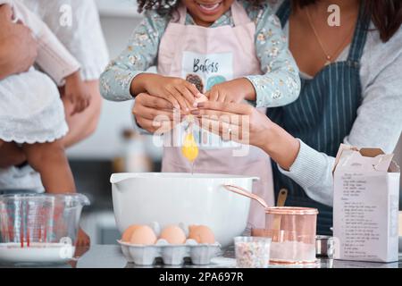 Backen, Ei und Mutter helfen ihrem Kind in der Küche, einen Kuchen, Kekse oder Kuchen zusammen zu backen. Zutaten, Binden und Frau Kochen ein Mittagessen Stockfoto