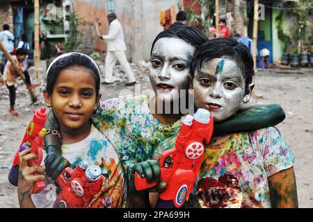 Holi-Feierlichkeiten in Dhaka. Holi, auch bekannt als Festival of Colours, Love and Spring, ist eines der beliebtesten und bedeutendsten Festivals im Hinduismus. Es feiert die ewige und göttliche Liebe der götter Radha und Krishna. Dhaka, Bangladesch. Stockfoto