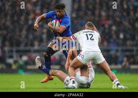 Jonathan Danty (links) in Frankreich wird während des Guinness Six Nations-Spiels im Twickenham Stadium in London von Jack van Poortvliet (Mitte) und Ollie Lawrence (rechts) angegriffen. Foto: Samstag, 11. März 2023. Stockfoto