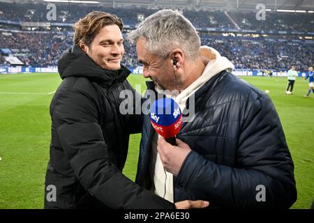 Gelsenkirchen, Deutschland. 11. März 2023. Fußball: Bundesliga, FC Schalke 04 - Borussia Dortmund, Spieltag 24, in der Veltins Arena. Dortmunds Cheftrainer Edin Terzic (l) und Schalkes Cheftrainer Thomas Reis begrüßen sich vor dem Spiel im Stadion. Kredit: Bernd Thissen/dpa/Alamy Live News Stockfoto