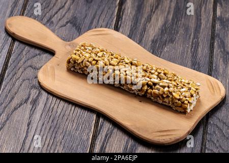 Köstliche süße Kozinaki-Bar aus Sonnenblumenkernen auf einer Platte Stockfoto