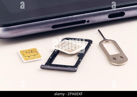 SIM-Kartensteckplatz für Tablet und Auswurfwerkzeug für Tablar, Nahaufnahme Stockfoto