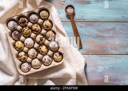 Wachteleier in Kartonverpackung und Salz. Draufsicht mit Kopierbereich Stockfoto