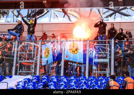 GELSENKIRCHEN, DEUTSCHLAND - MÄRZ 11: Borussia Dortmund-Unterstützer während des Bundesliga-Spiels zwischen FC Schalke 04 und Borussia Dortmund in der Veltins-Arena am 11. März 2023 in Gelsenkirchen, Deutschland (Foto: Marcel ter Bals/Orange Pictures) Stockfoto