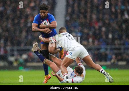 Jonathan Danty (links) in Frankreich wird während des Guinness Six Nations-Spiels im Twickenham Stadium in London von Jack van Poortvliet (Mitte) und Ollie Lawrence (rechts) angegriffen. Foto: Samstag, 11. März 2023. Stockfoto