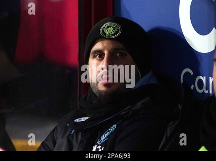 Der Kyle Walker von Manchester City sitzt vor dem Spiel der Premier League im Selhurst Park, London, auf der Bank. Foto: Samstag, 11. März 2023. Stockfoto