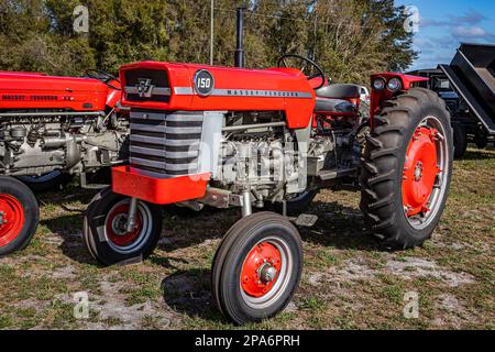 Fort Meade, Florida - 26. Februar 2022: Vorderansicht eines 1968 Massey Ferguson 150 auf einer Traktormesse vor Ort aus der Perspektive. Stockfoto