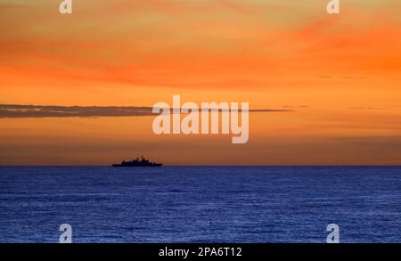 Am Horizont wurde die Fregatte TCG Orucreis der türkischen Barbaros-Klasse abgeschirmt Stockfoto