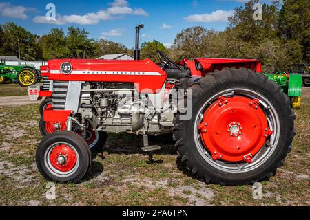 Fort Meade, Florida - 26. Februar 2022: Aus der Perspektive eines Massey Ferguson 150 aus dem Jahr 1968 auf einer lokalen Traktormesse. Stockfoto