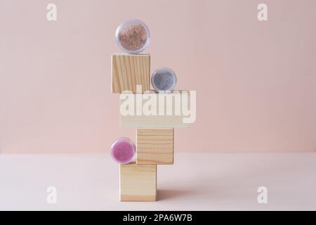 Kosmetikschirme Kompaktes und lockeres Make-up für Mineraloberflächen – Konzept für natürliche, umweltfreundliche Make-up-Produkte. Augenschatten und Erröten Stockfoto