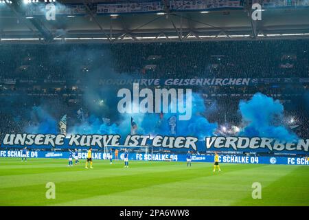 Gelsenkirchen, Deutschland. 11. März 2023. Fußball: Bundesliga, FC Schalke 04 - Borussia Dortmund, Spieltag 24, Veltins Arena. Schalke-Fans verbrennen Pyrotechnik. Kredit: David Inderlied/dpa/Alamy Live News Stockfoto