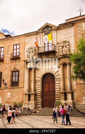 Toledo, Spanien - 22. Juni 2022: Eingang des erzbischöstlichen Palastes in Toledo, Spanien Stockfoto