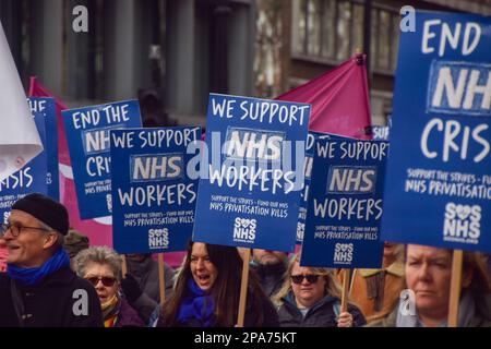 London, Großbritannien. 11. März 2023 Demonstranten in der Tottenham Court Road. Tausende von Menschen marschierten durch Central London, um den NHS und die NHS-Arbeiter zu unterstützen und gegen die Privatisierung des NHS zu protestieren. Kredit: Vuk Valcic/Alamy Live News Stockfoto