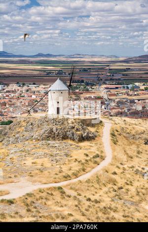 Windmühle auf dem Hügel und im Hintergrund das Dorf Consuegra, Spanien Stockfoto