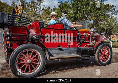 Fort Meade, FL - 26. Februar 2022: Aus der Perspektive betrachtet, ein 1909 Stanley Steamer Model Z auf einer lokalen Automesse. Stockfoto