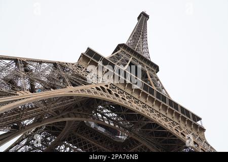 Eiffel-Turm von unten gesehen Stockfoto