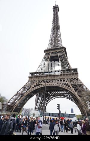 Eiffelturm von Pont d'Léna aus gesehen Stockfoto