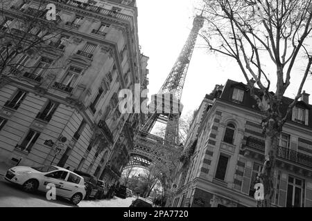 Eiffelturm von der Avenue de la Bourdonnais aus gesehen, septième Arrondissement, Paris, Frankreich Stockfoto