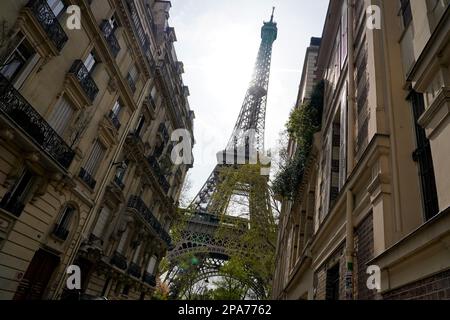 Eiffelturm von der Avenue de la Bourdonnais aus gesehen, septième Arrondissement, Paris, Frankreich Stockfoto