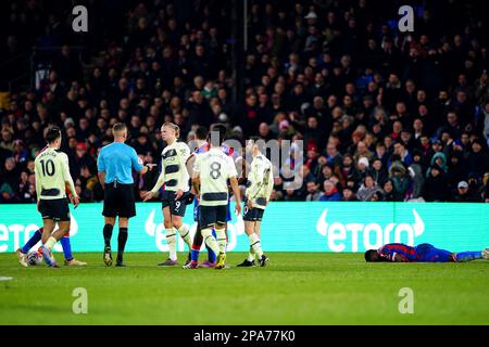 Schiedsrichter Robert Jones spricht mit Erling Haaland von Manchester City nach einem Foul auf dem Crystal Palace Marc Guehi (Etage) während des Premier League-Spiels im Selhurst Park, London. Foto: Samstag, 11. März 2023. Stockfoto