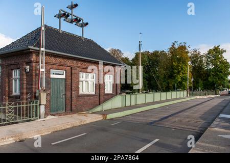 LEER, DEUTSCHLAND - 02. OKTOBER: Blick auf die verlassene historische Dr.-vom-Bruch-Brücke mit Brückenhaus und Barriere in leer East Friesland. Stockfoto