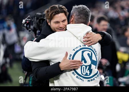 Gelsenkirchen, Deutschland. 11. März 2023. Fußball: Bundesliga, FC Schalke 04 - Borussia Dortmund, Spieltag 24, in der Veltins Arena. Dortmunds Cheftrainer Edin Terzic (l) und Schalkes Cheftrainer Thomas Reis begrüßen sich vor dem Spiel im Stadion. Kredit: Bernd Thissen/dpa/Alamy Live News Stockfoto